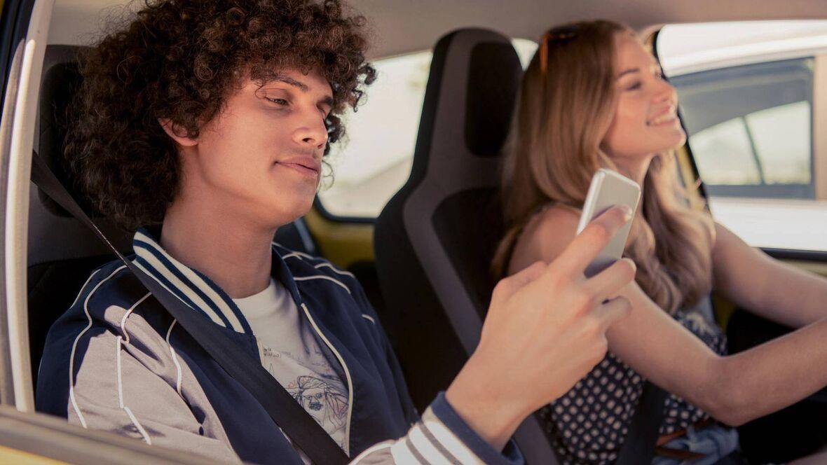 Mann und Frau sitzen gemeinsam im Auto